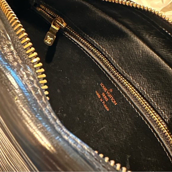 Vintage Louis Vuitton Epi Leather Crossbody Purse - Picture 6 of 6